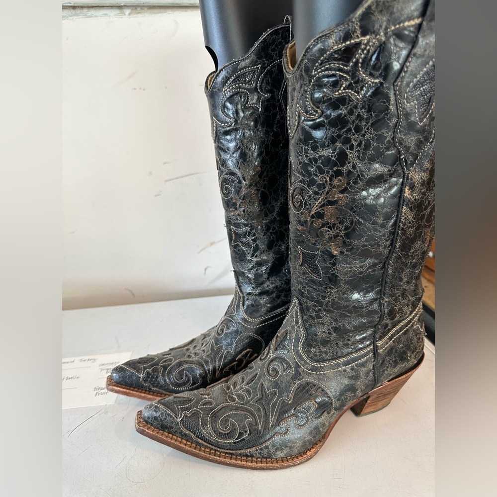 CORRAL women’s western boots. Registered, 8.5